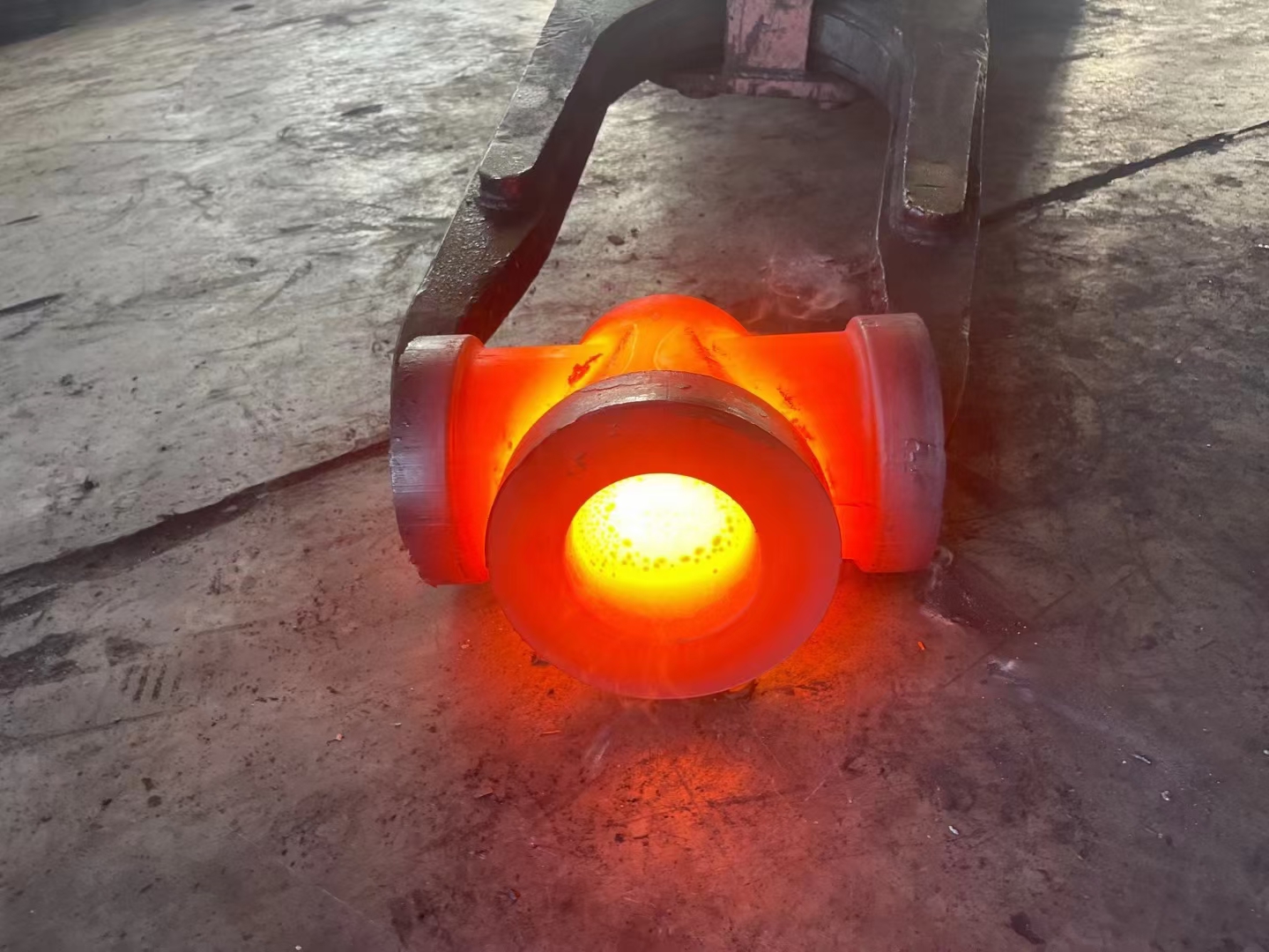 章丘诚信锻造厂生产34CrNiMo6锻材毛坯粗车交货保精加工尺寸