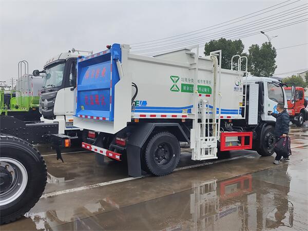 新能源福田厨余垃圾清运车混动厨余垃圾清运车便宜