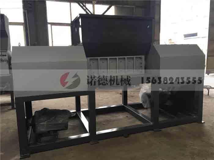 把铁皮破成碎块的小型粉碎机