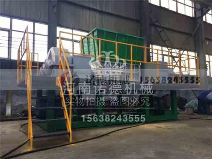 把铁箱子破成碎块的小型粉碎机