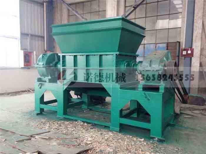 把汽车壳破成碎块的大型破碎线