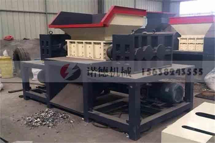 把马蹄铁破成碎块的小型破碎机