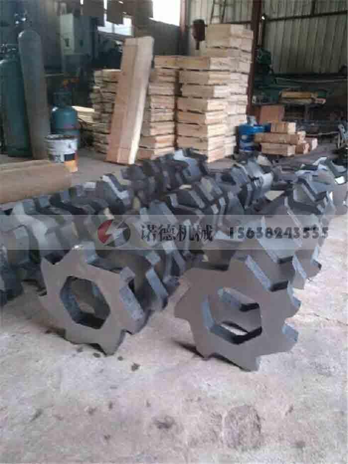 把6个厚废钢破成碎块的机子