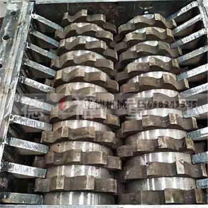 把汽车壳破成碎块的大型破碎线