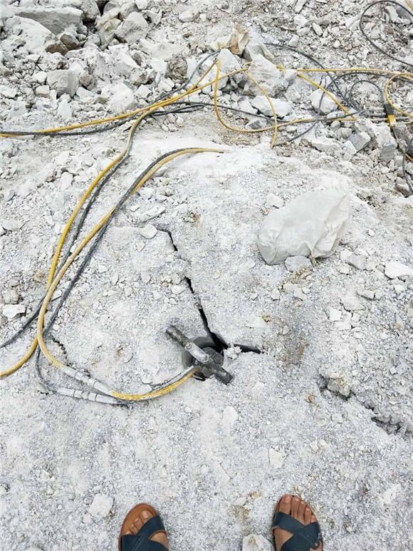 花岗岩破碎柱塞式劈裂棒四川达州柱塞式液压分裂棒