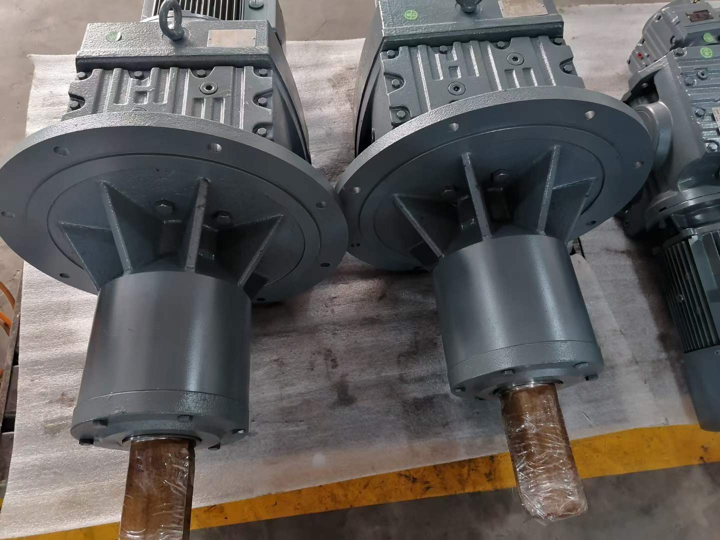 R77-Y5.5KW-6.66M1电机减速机T2-2:1-1-1-U-O