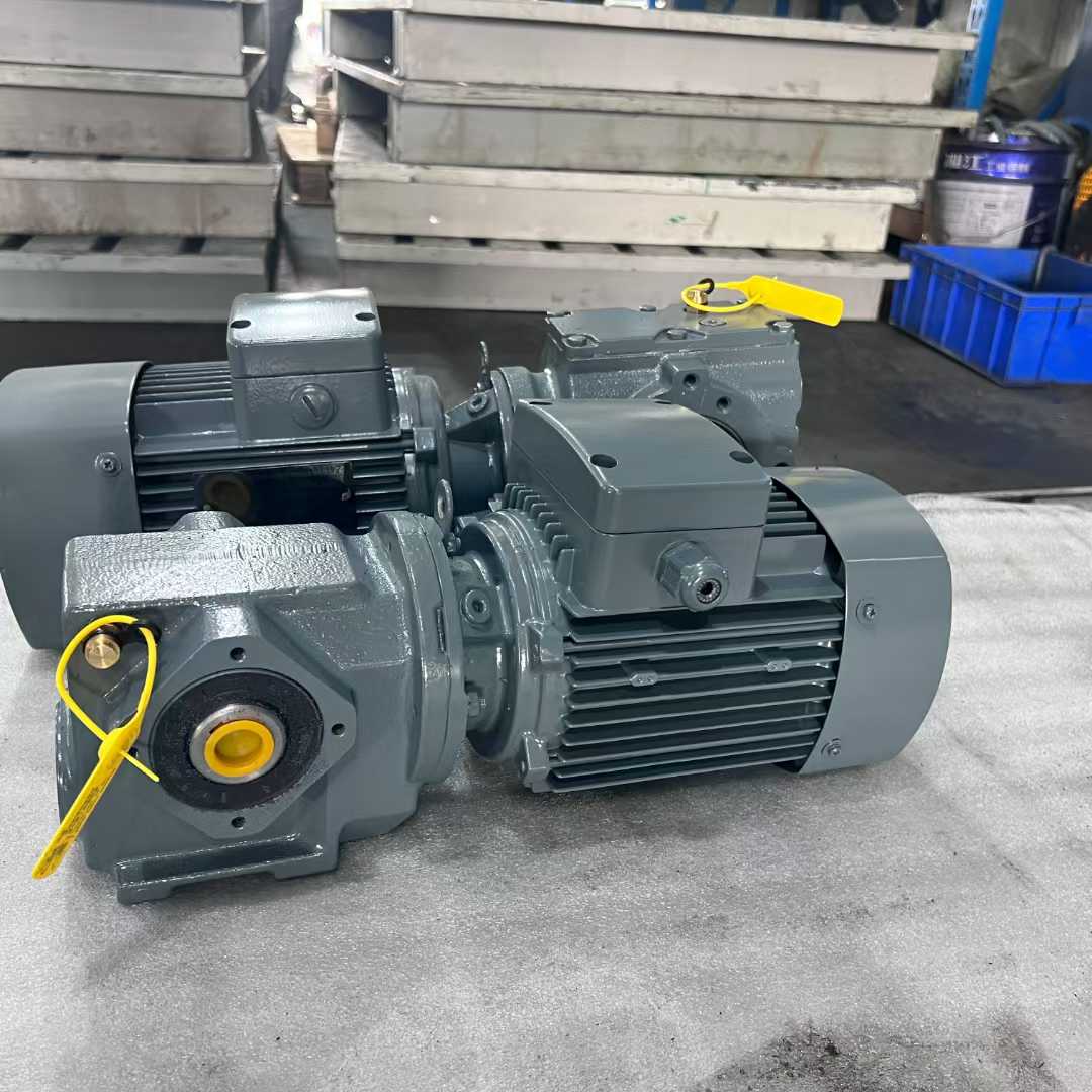 R77-Y5.5KW-6.66M1电机减速机T2-2:1-1-1-U-O